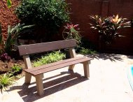 Banco com pés de concreto